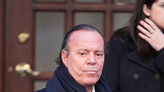 Julio Iglesias pide archivar la denuncia porque la Fiscalía española no es competente