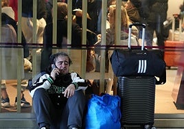 Viajeros afectados por los retrasos en la estación de Atocha.