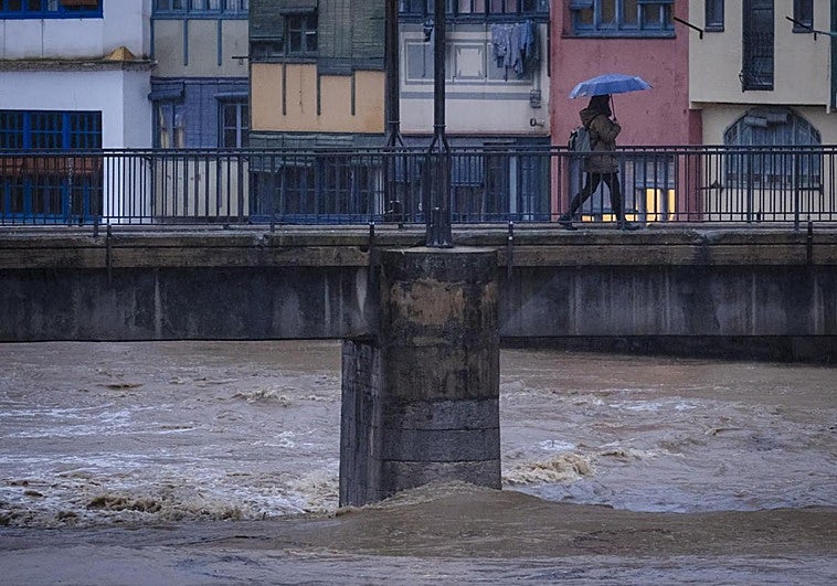 Buscan a un desaparecido en Girona, posiblemente arrastrado con su coche durante el temporal