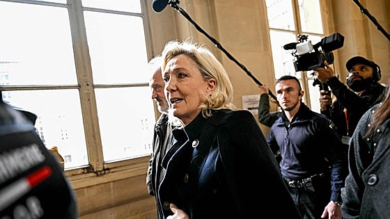 Marine Le Pen echa la culpa a su padre y a la Eurocámara en el juicio por malversación