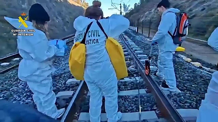 La Guardia Civil investiga una rotura en las vías tras el accidente de Adamuz