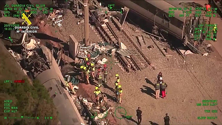 La maquinaria pesada ya trabaja sobre el terreno para levantar vagones en busca de víctimas