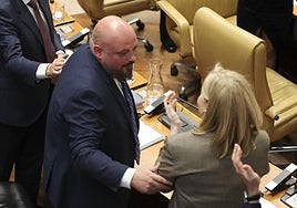 El PP y Vox escenifican sus diferencias en la constitución del Parlamento extremeña