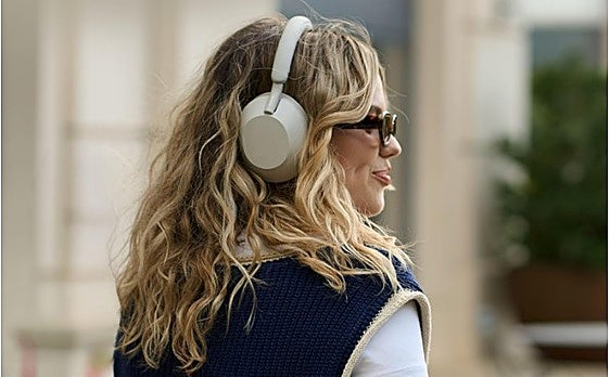 Silencio absoluto y sonido premium: así conquistan los auriculares de diadema Sony WH-1000XM5