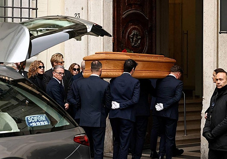 Largas colas en la capilla ardiente de Valentino en Roma: «Con una tela creaba un mundo»