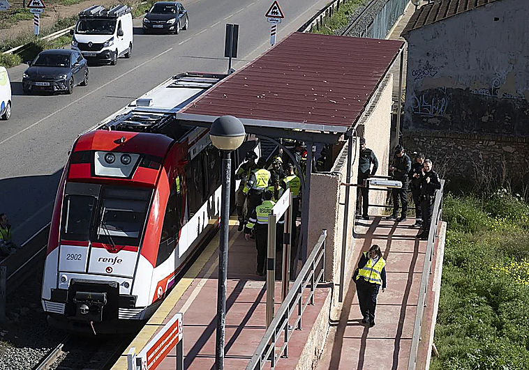 Seis atendidos por el choque de un tren de pasajeros contra un camión grúa en Cartagena