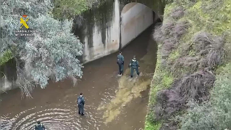 La Guardia Civil continúa trabajando en la localización e identificación de todas las víctimas realizando batidas en las zonas próximas al accidente