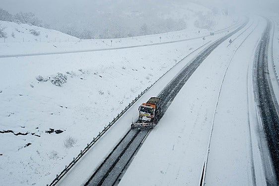 El temporal de nieve pone en jaque el tráfico por carretera con más de cien vías afectadas