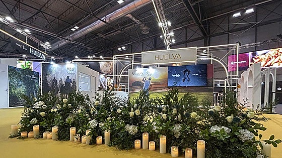 Flores, velas, luto y el hombre que nunca existió en el stand de Fitur