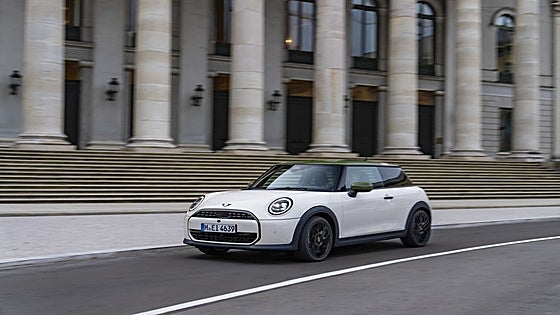 El MINI Cooper SE se viste de gala con el toque mágico de Paul Smith