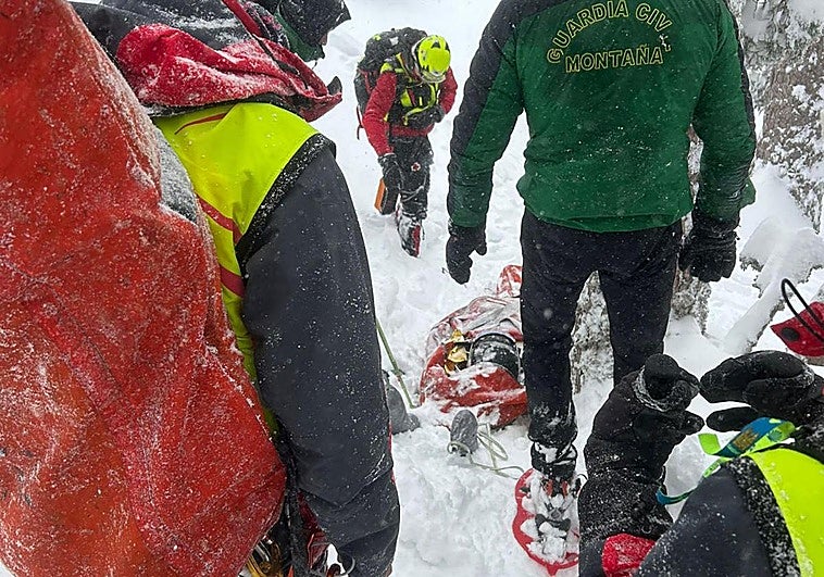 Un esquiador muerto y otro herido por un alud fuera de pistas en Cerler