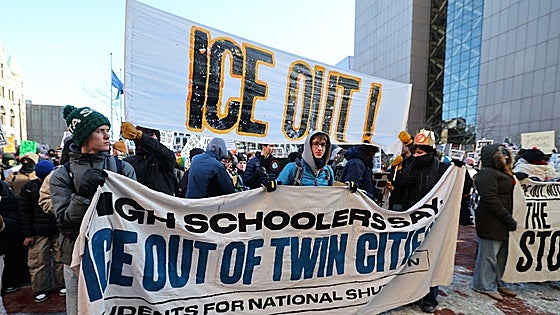 Decenas de personas vuelven a tomar las calles en Mineápolis contra el ICE