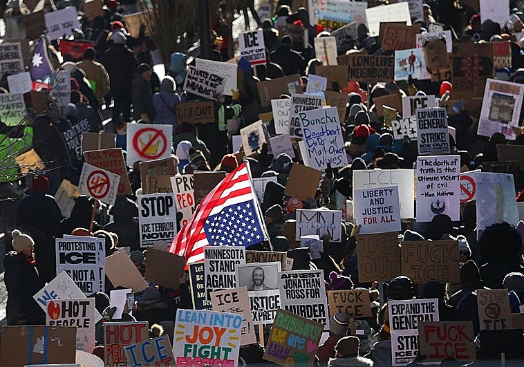 Decenas de miles de personas toman Mineápolis contra Trump en una protesta en la que participa Bruce Springsteen