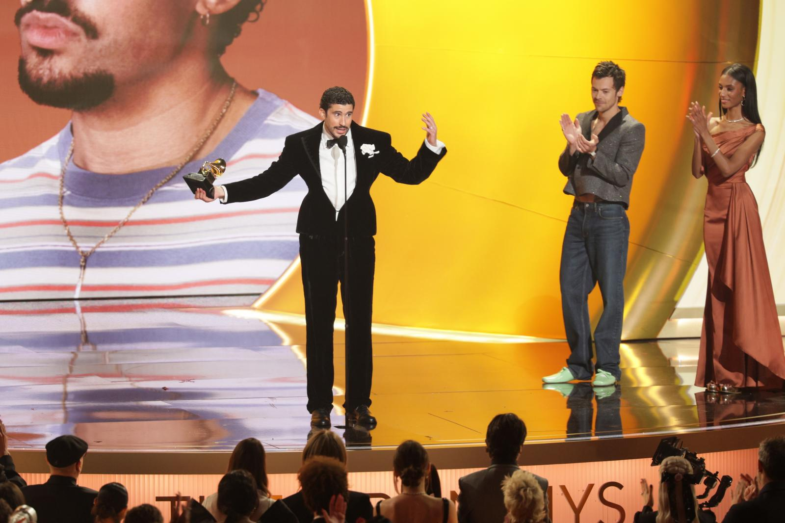 Bad Bunny hace historia en unos Grammy marcados por las protestas contra la política antiinmigración de Trump