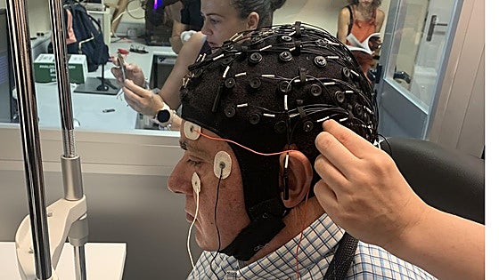 Un hombre con ceguera total recupera la visión con un implante eléctrico