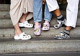 Comodidad sin límites y estilo personalizable: así conquistan los zuecos Classic Crocs
