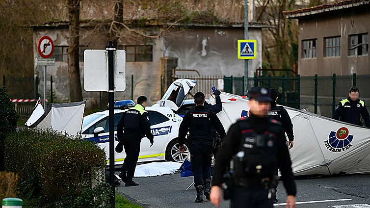 Un fallo en la comunicación entre juez, forense y policías dejó seis horas un cadáver en la calle en San Sebastián