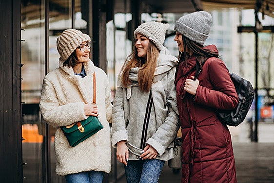 Adorarás el invierno gracias a estos abrigos para mujer que combinan estilo y combaten el frío intenso