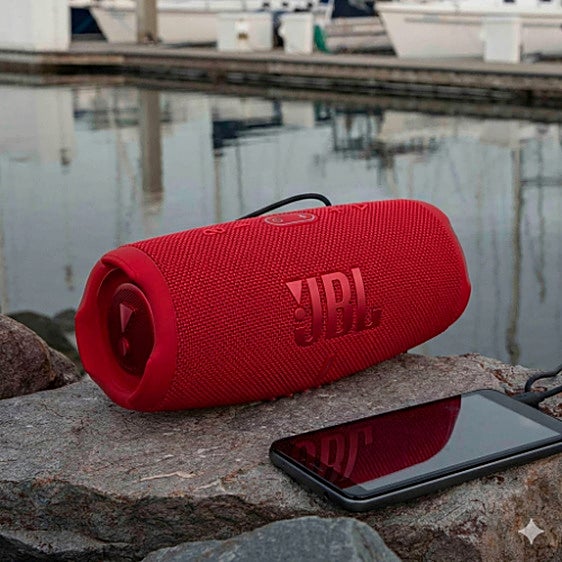 Disfruta de 20 horas de música sin interrupciones con el altavoz JBL Charge 5 que lo aguanta todo