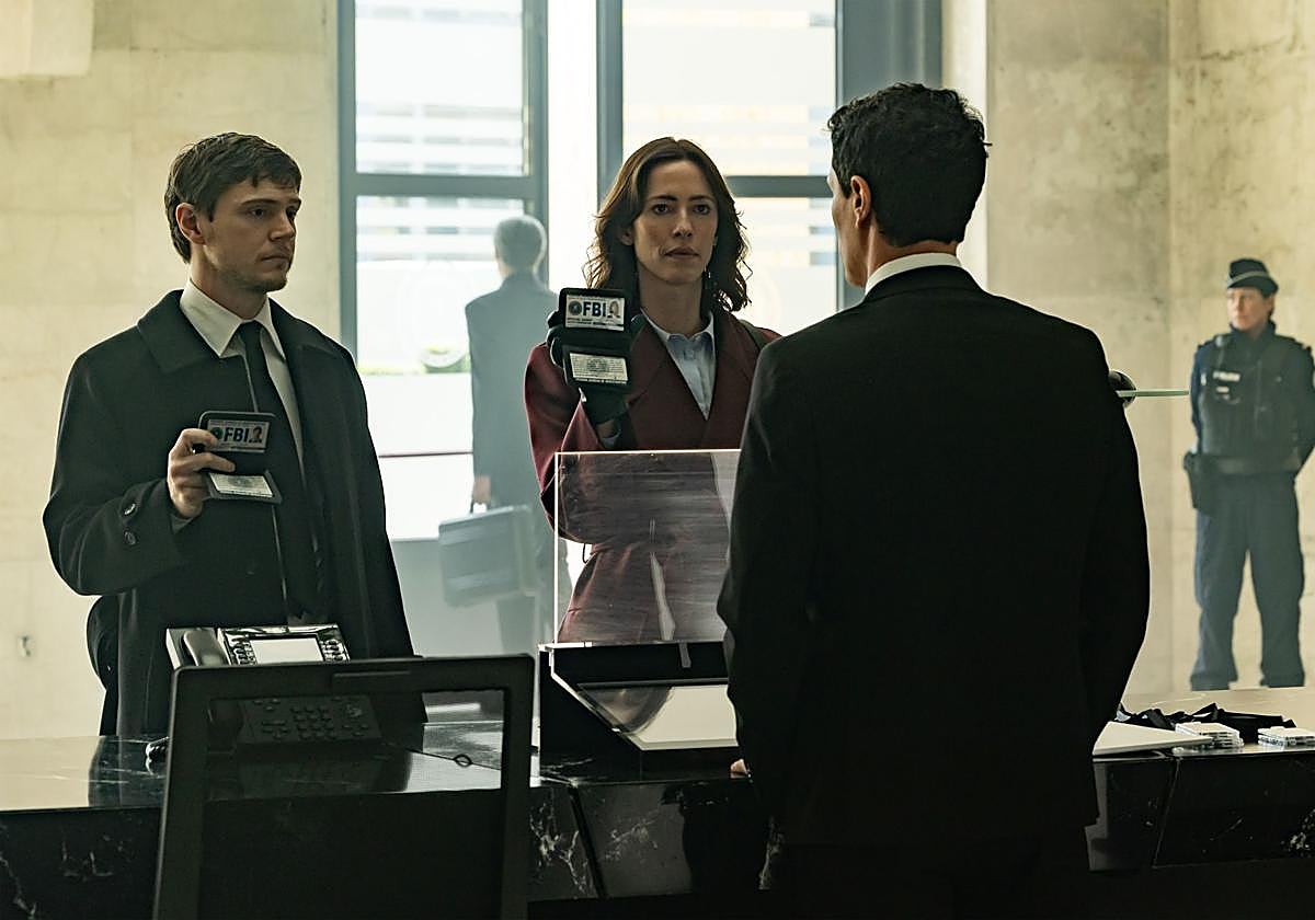 Evan Peters y Rebecca Hall, en un fotograma de 'The Beauty'..