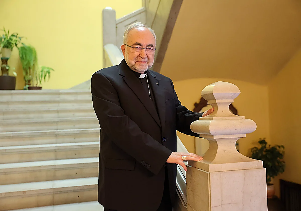 Jesús Sanz Montes, en la escalera principal del Arzobispado.