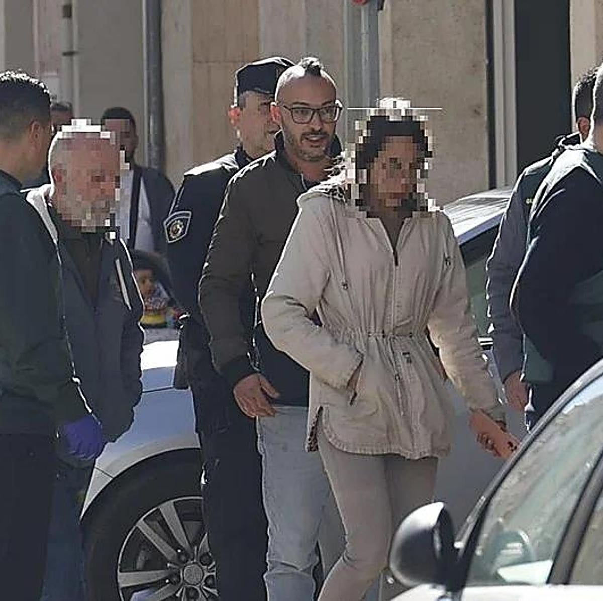 Varios guardias civiles trasladan al detenido (en el centro de la imagen) al cuartel para interrogarlo.