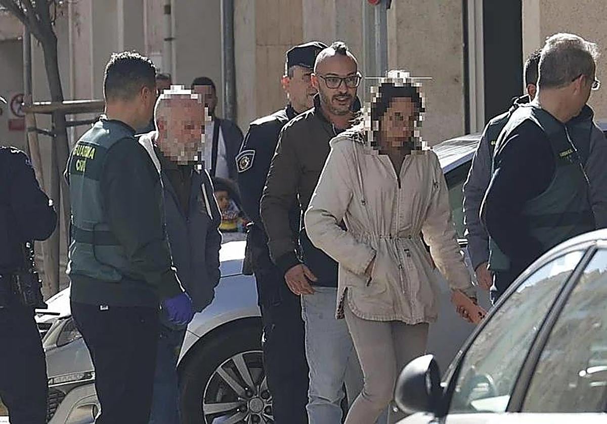 Varios guardias civiles trasladan al detenido (en el centro de la imagen) al cuartel para interrogarlo.