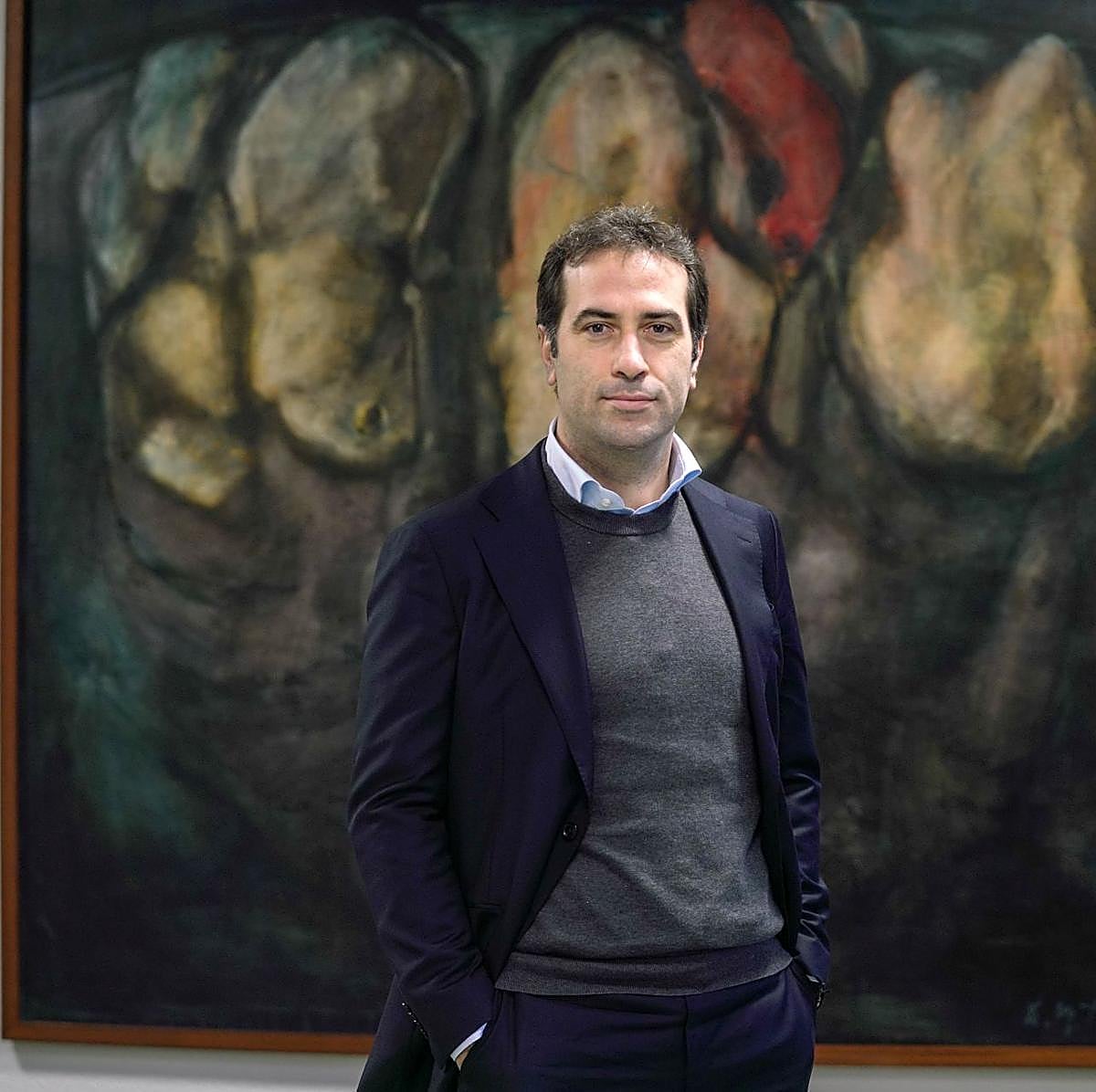 El ministro Carlos Cuerpo posa para este periódico en la Facultad de Económicas de Santiago de Compostela.