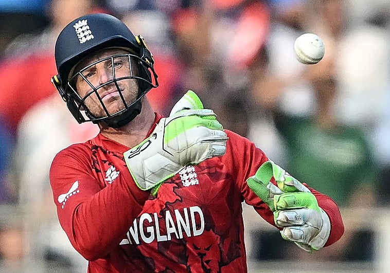 Captura una pelota de críquet a 122 metros de altura y bate el récord mundial