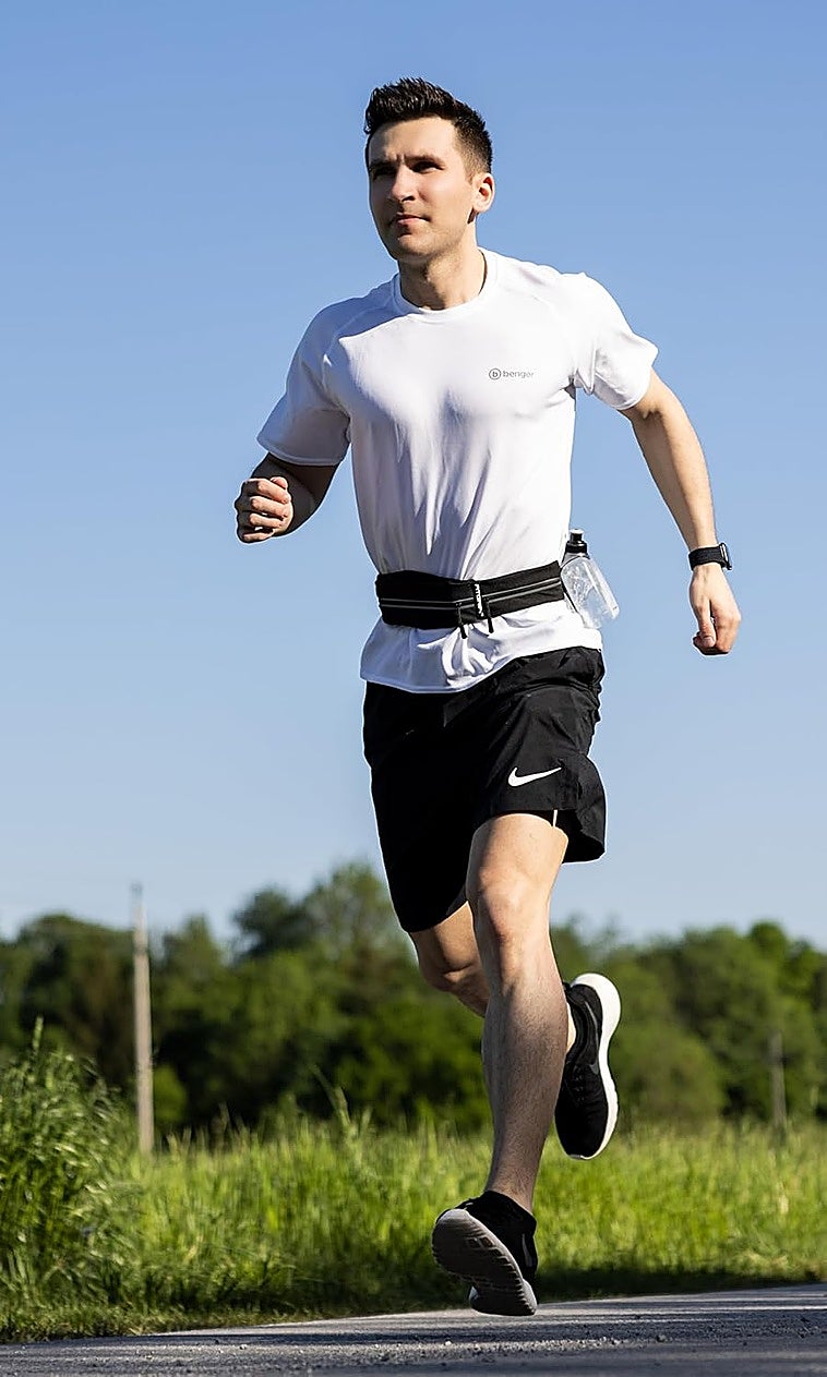 Con estos cinturones de running para llaves y móvil podrás entrenar sin impedimentos