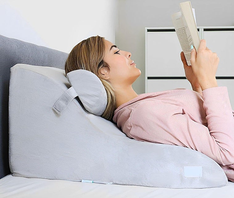 Estas cuñas para sofá y cama te ayudarán a aliviar el reflujo nocturno y a mejorar tu descanso