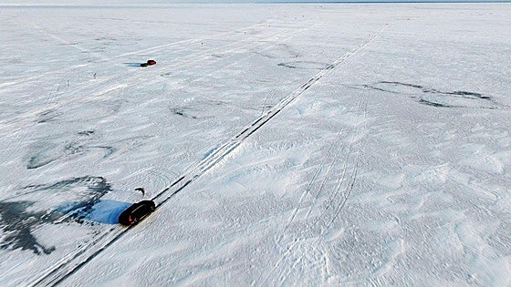 Las bajas temperaturas permiten conducir sobre un mar Báltico congelado