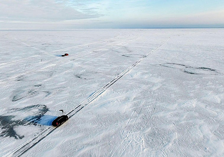 Las bajas temperaturas permiten conducir sobre un mar Báltico congelado