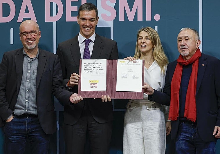 Sánchez firma la nueva subida del salario mínimo cargando contra la patronal: «¿Dónde está?»