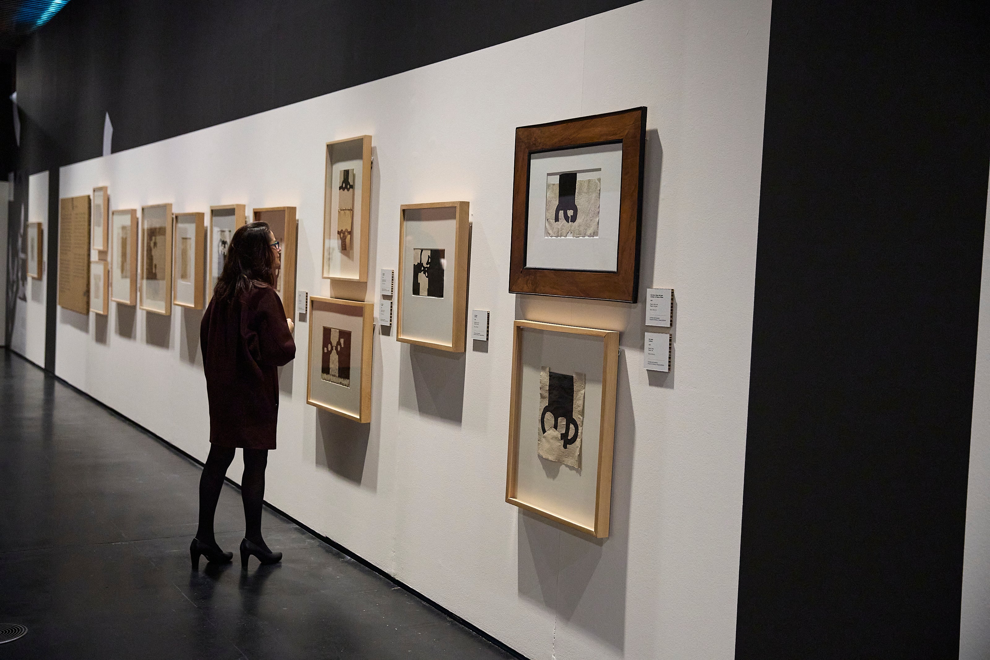 Imagen principal - Esculturas y cuadros de la exposición 'Eduardo Chillida. Soñar el espacio'.