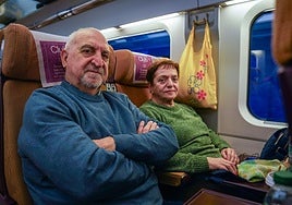 José Antonio Roldán y Paula Ruiz son dos pasajeros del primer tren de RENFE de Alta Velocidad que hace el recorrido Madrid-Sevilla después del accidente de Adamuz.
