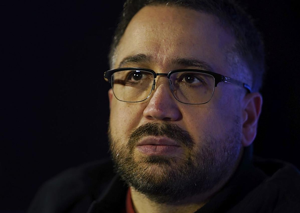 Imagen secundaria 1 - Aníbal Gómez, durante la entrevista.