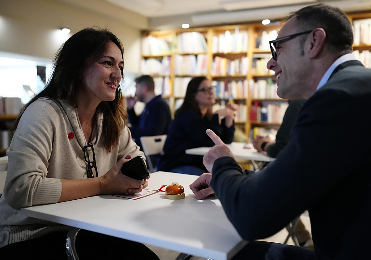 Una de las parejas participantes el el 'Book-dating' en la librería Gaztambide de Madrid.