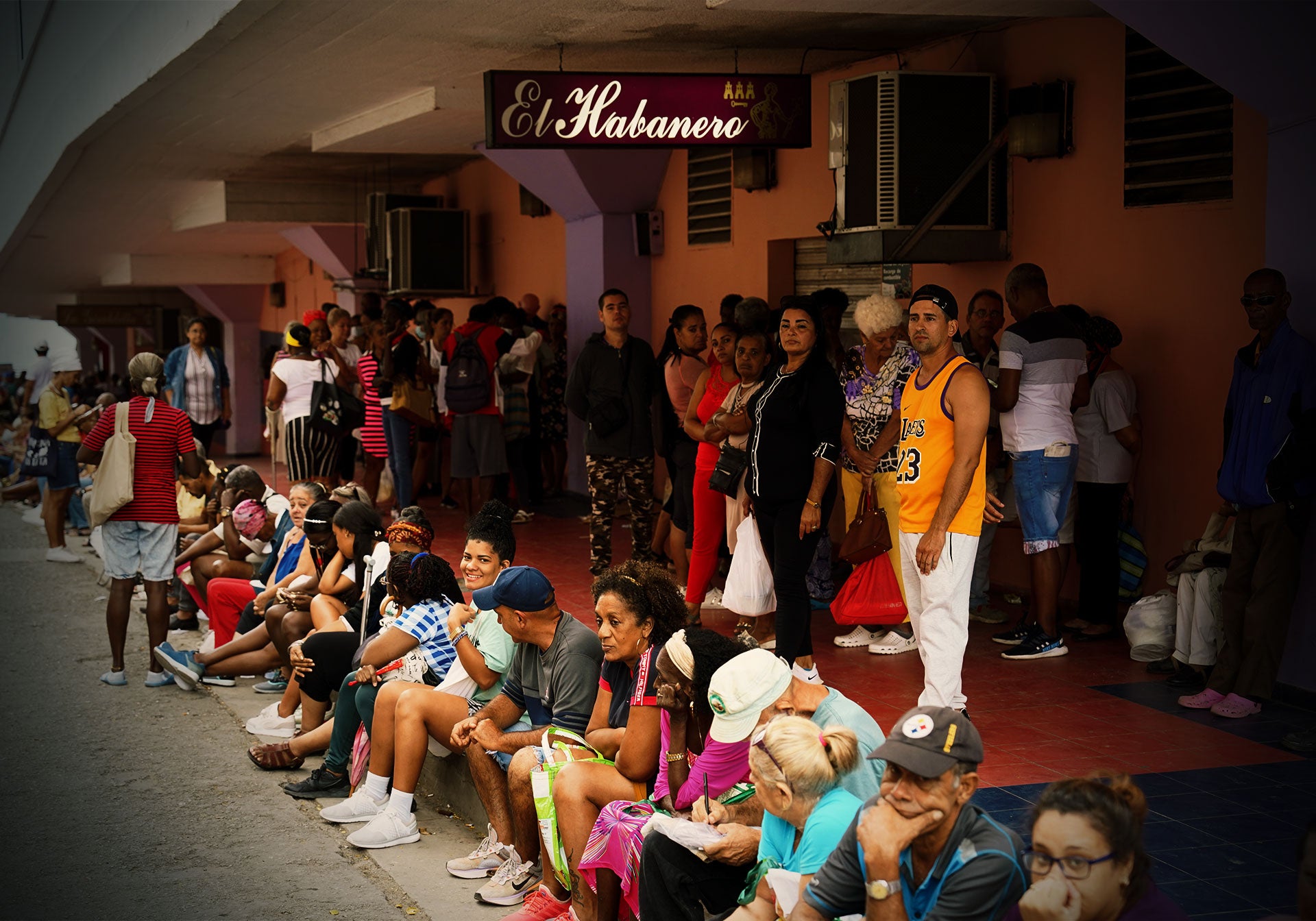 Un gran número de personas hacen cola para comprar el pan en la Habana sin tener la certeza de que quedará algo disponible cuando les llegue el turno