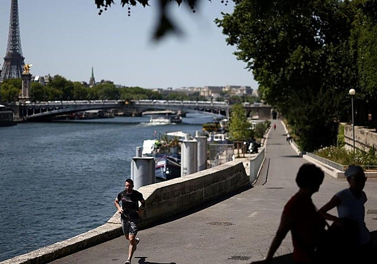 El terrorífico caso del funcionario francés que drogó con diuréticos a 248 mujeres para verlas orinar