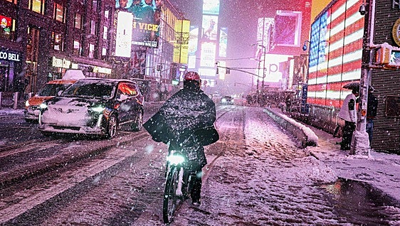 Nueva York declara el estado de emergencia ante la peor tormenta de nieve en una década