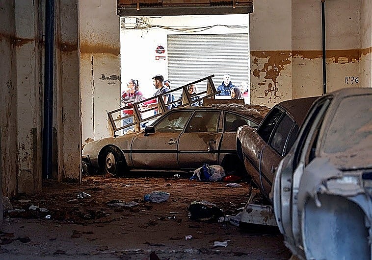 Los bajos arrasados por la dana en Valencia, un vertedero insalubre 16 meses después