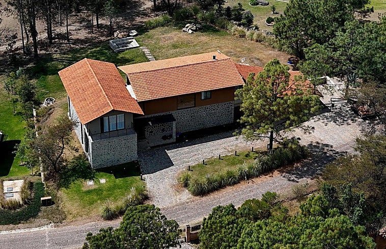 La vida escondida de ‘El Mencho’: una casa de lujo, una despensa repleta y un altar