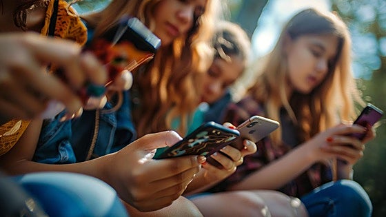 Seis peligros que acechan a tu hijo adolescente en las redes sociales y no conoces