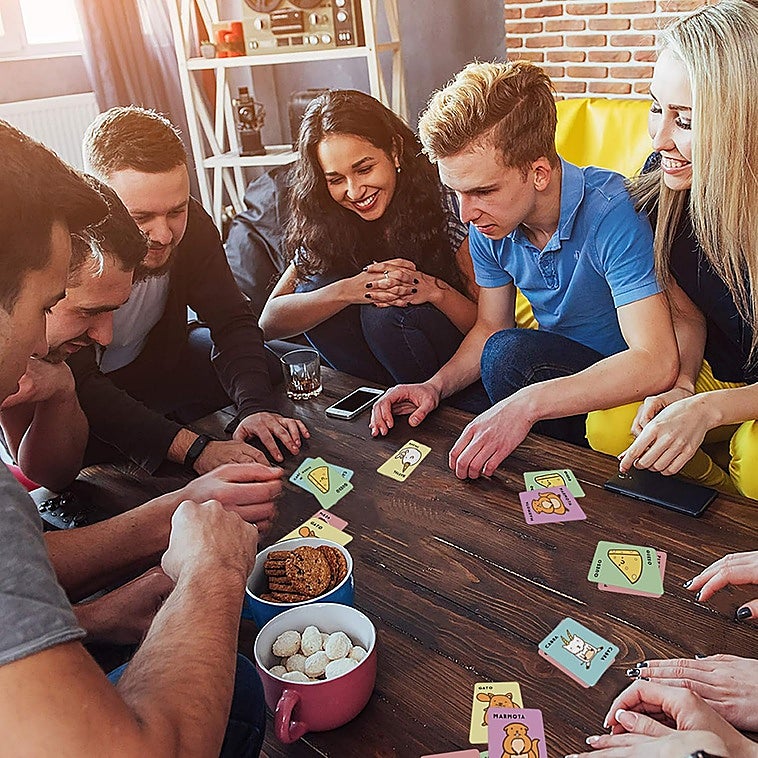 Los mejores juegos de cartas rápidos y baratos para entretener las reuniones familiares y de amigos