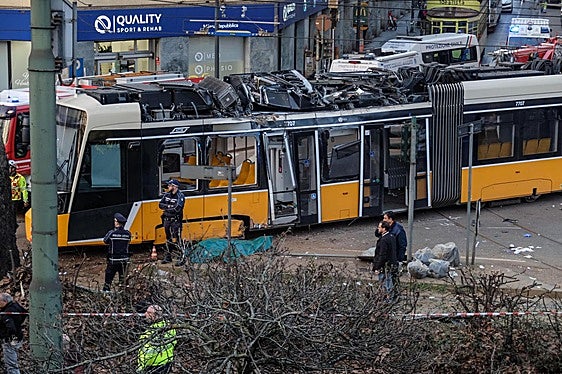 Dos muertos al descarrilar un tranvía en Milán