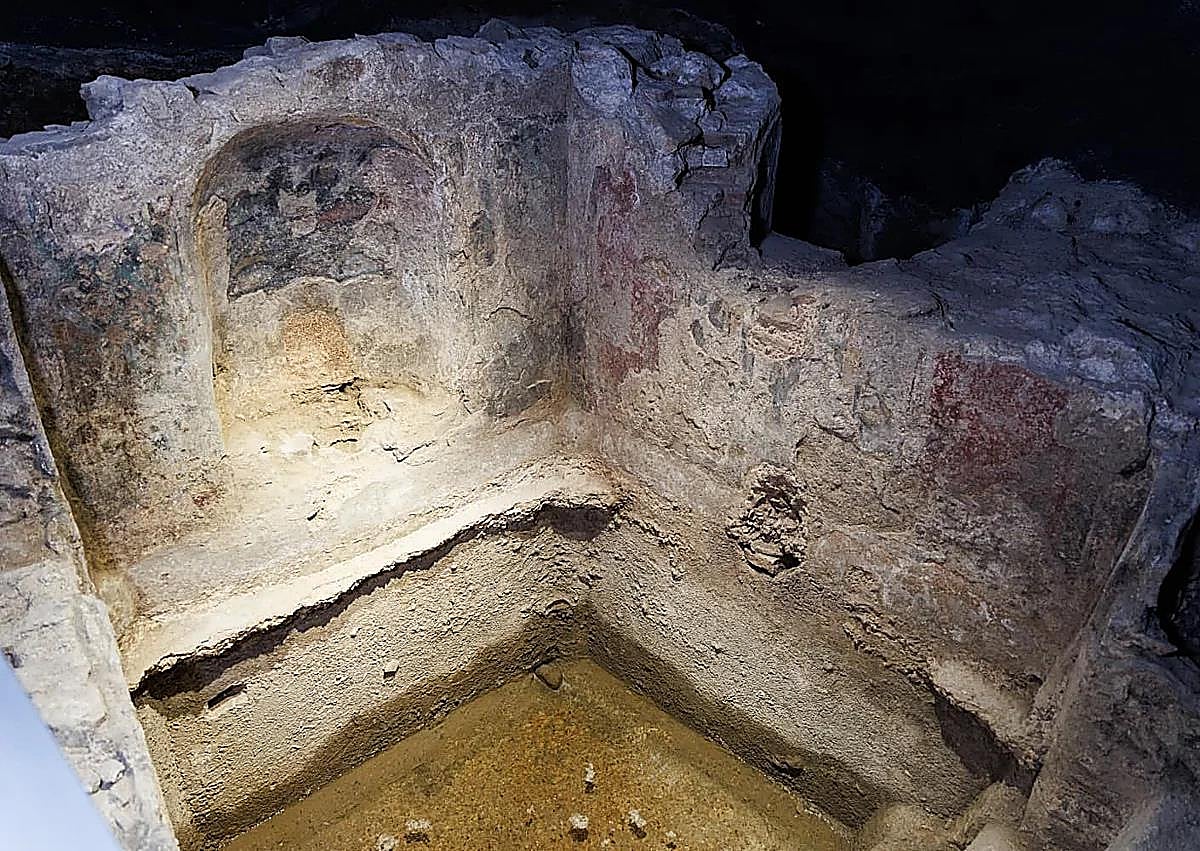 İkincil resim 1 - Cep telefonuyla sanal eğlenceye olanak tanıyan bir meyhaneye ayrılmış oda. Anıtsal çeşmenin resimleri ve perspektifiyle Nymphaeum nişi.