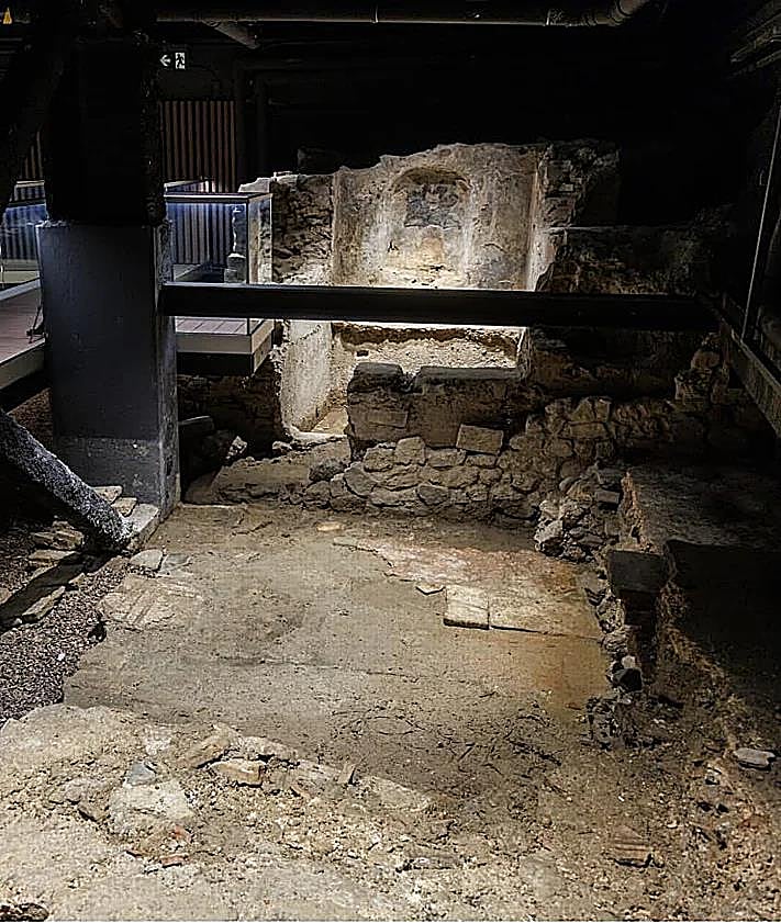 İkincil resim 2 - Cep telefonuyla sanal rekreasyona olanak tanıyan bir meyhaneye ayrılmış oda. Anıtsal çeşmenin resimleri ve perspektifiyle Nymphaeum nişi.