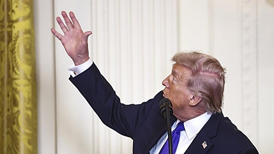 Las cortinas de la Casa Blanca se cuelan en la surrealista comparecencia de Trump sobre la guerra contra Irán: «Me gusta el oro»