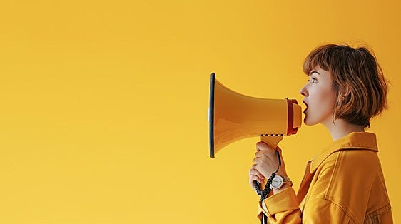Ni miel ni silencio absoluto: los mitos que estás cometiendo y que en realidad dañan tu voz